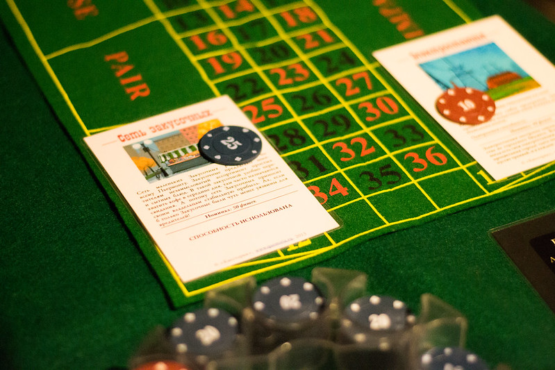 Ведущий развлекает гостей на корпоративе в Оренбурге