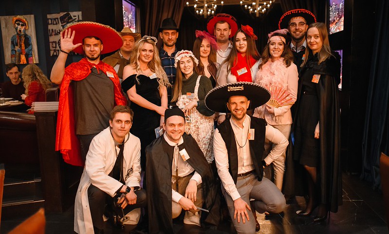 Корпоратив на Новый год в Оренбурге — празднично украшенный банкетный зал