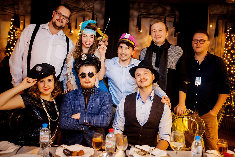 Команда компании празднует Новый год в ресторане Оренбурге